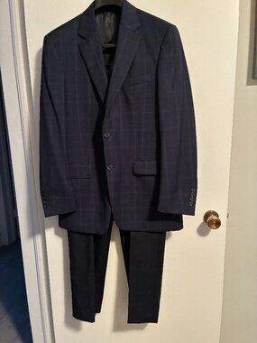 2 pc suit. 38R + 40R 100% Virgin Wool. Dark Navy w/check pattern. TELLINO Italia